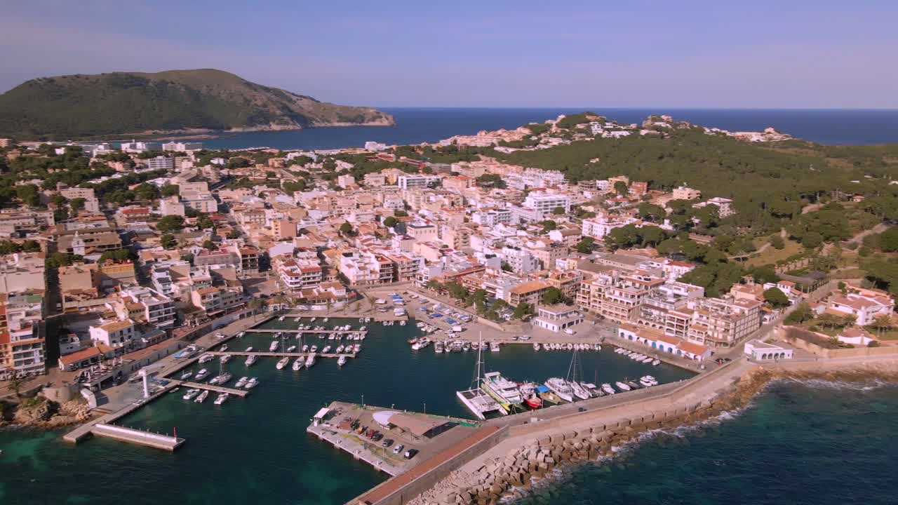 마요르카의 매력적인 해안 도시인 칼라 라자다의 아름다움을 경험하십시오. 평온한 마리나, 그림 같은 해변, 활기찬 분위기를 즐기십시오.