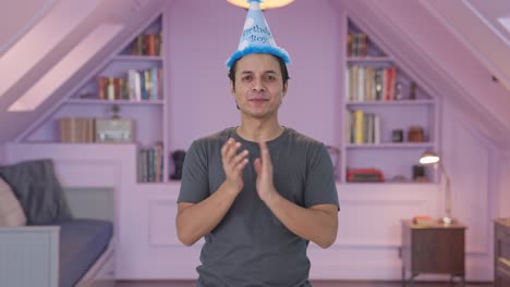 hombre indio feliz deseando feliz cumpleaños