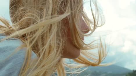 Primer-Plano-De-Una-Mujer-Rubia-Con-El-Pelo-Al-Viento