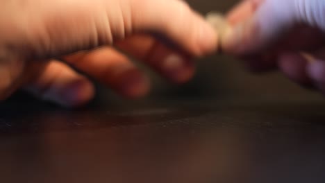 una moneda de diez centavos gira a través de la pantalla en cámara lenta