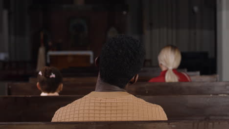 familia en la iglesia el domingo