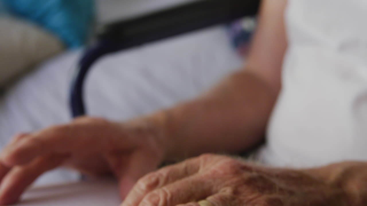 사회적 거리를 지키는 고위 관리자가 브라이일 문자를 사용하는 책을 읽고 있습니다.