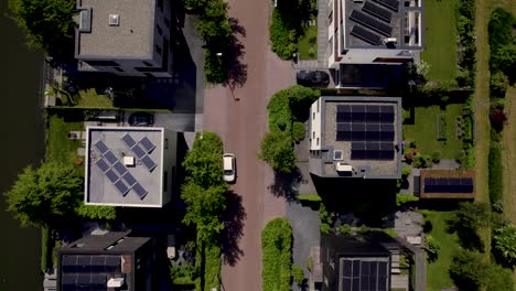 Luftaufnahme-Von-Quadratischen-Dächern-Mit-Solarmodulen-Von-Oben-Nach-Unten,-Straßenplanansicht-Der-Wohninfrastruktur-Leidsche-Rijn-In-Der-Niederländischen-Stadt-Utrecht