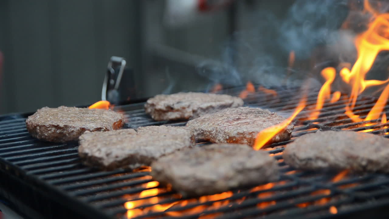 Hamburger che cuociono su una griglia