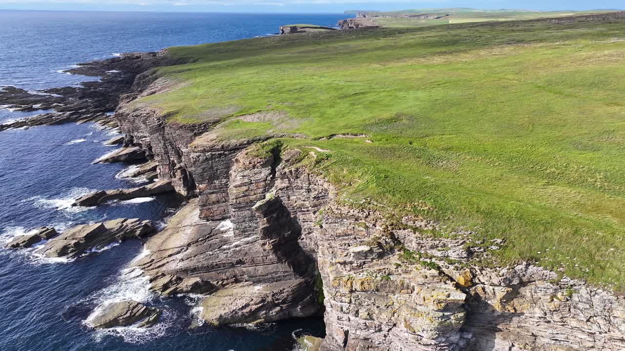 tomada de un avión no tripulado de la pintoresca costa de escocia, gran bretaña en un soleado día de verano