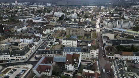 Paisaje-Urbano-De-Vernon,-Normandía-En-Francia.-Avance-Aéreo