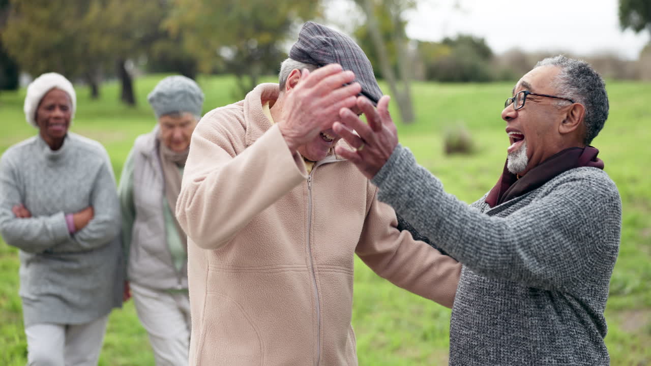 행복하고, 은퇴하고, 공원에서 친구들과 재미있습니다.