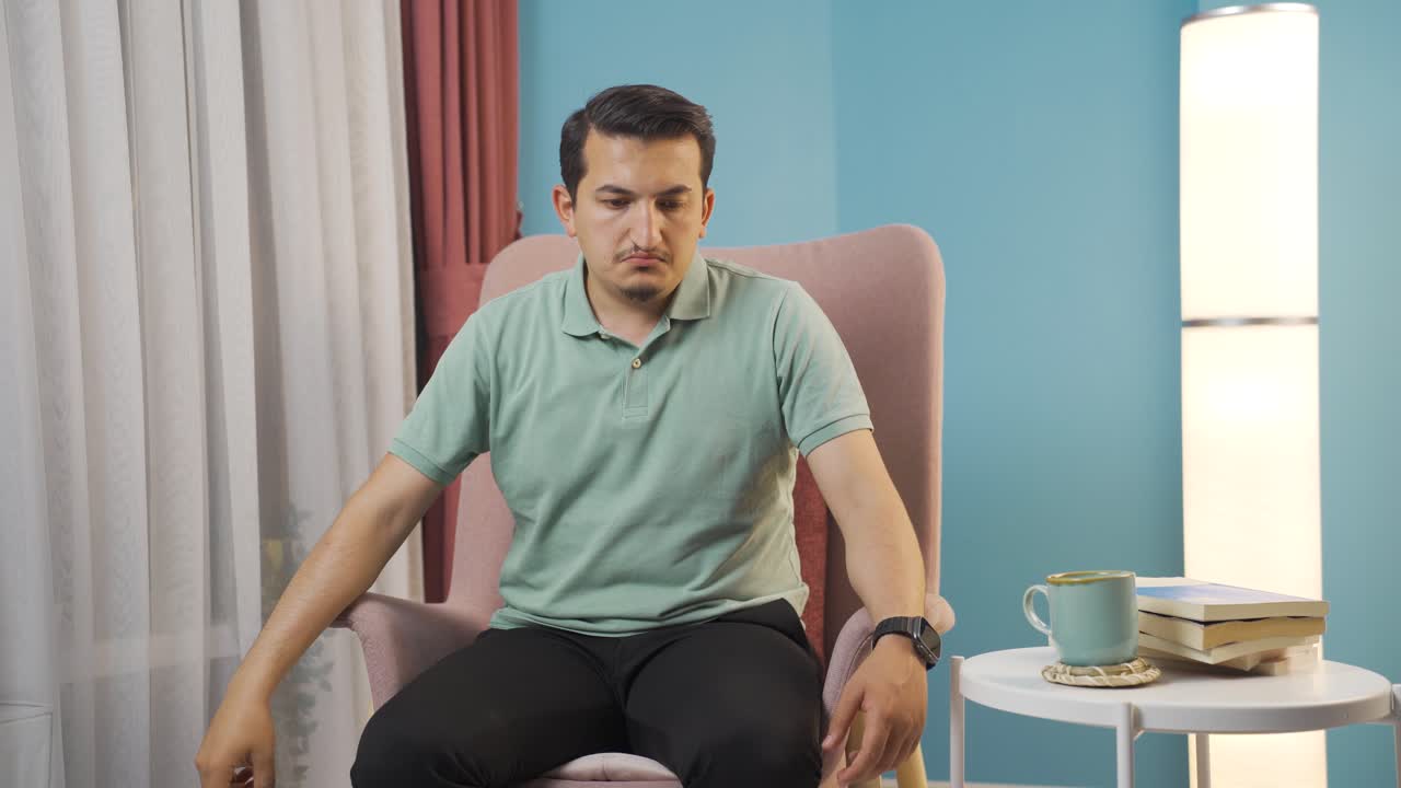 L'uomo preoccupato è pensieroso e in difficoltà.
