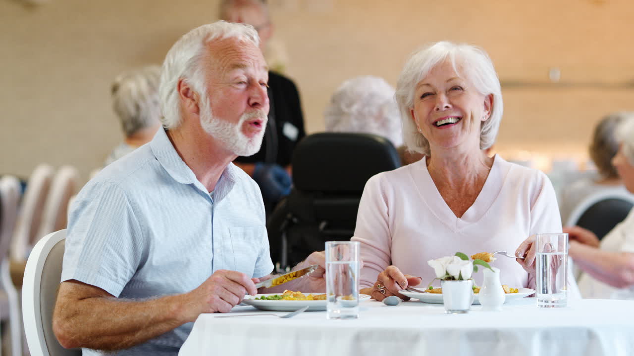 노인 가정 에서 식사 하고 대화 하는 노인 부부