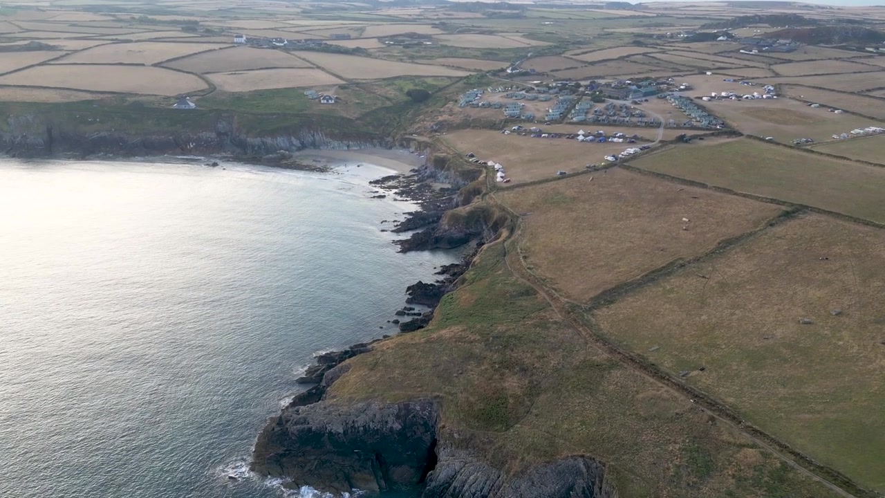 Ilmakuvaa droonilla upeasta Walesin rannikosta St David'sin ja Whitesands Beachin ympärillä, esitellen karuja kallioita, turkooseja vesiä, hiekkarantoja ja villiä Pembrokeshiren maisemaa.