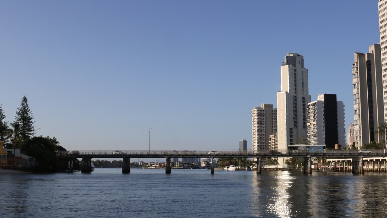 초고층 건물 과 항해 표지판 이 있는 강 위 의 해가 지는 모습