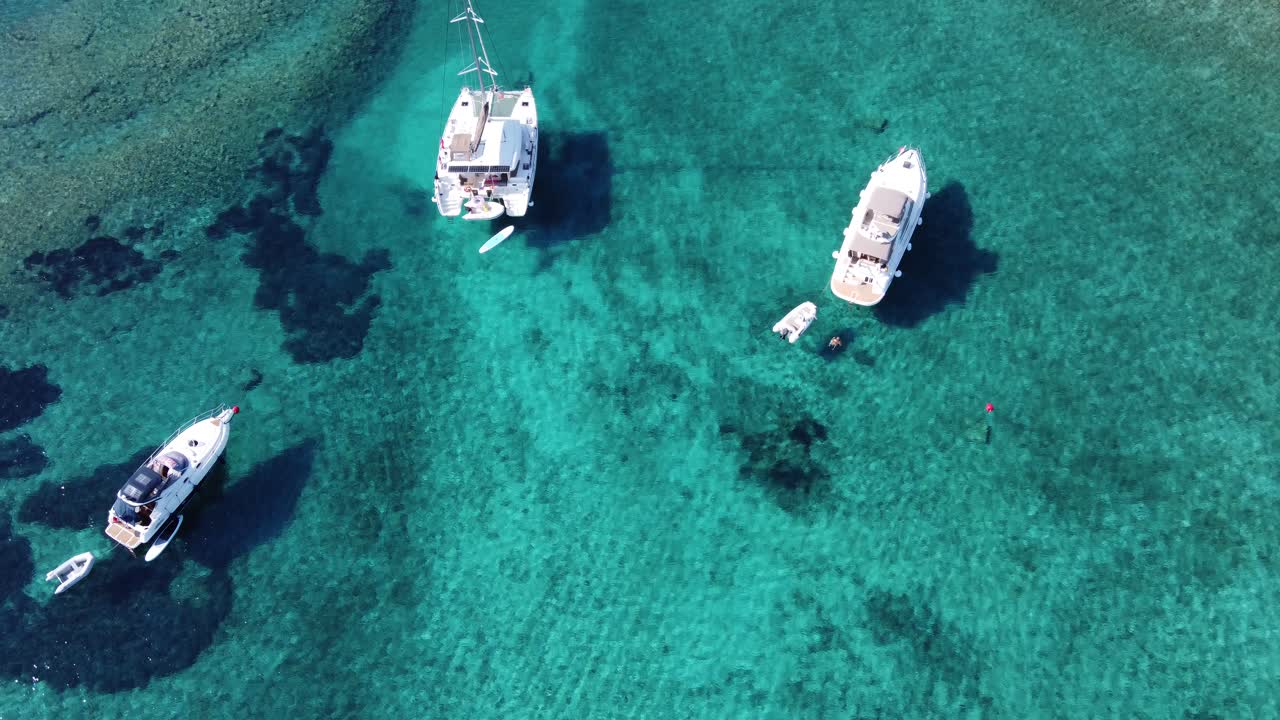 barcos de velocidad de catamarán anclados en la laguna azul en la isla de veliki budikovac, croacia