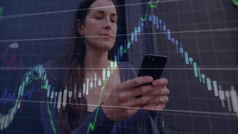 animación de múltiples gráficos y números cambiantes, mujer caucásica sentada y usando teléfono inteligente