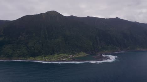 Pueblo-Rural-Costero,-Una-Laguna,-Con-Un-Exuberante-Paisaje-De-Acantilados-Verdes,-FajÃ£-De-Santo-Cristo,-Isla-De-São-Jorge,-Azores,-Portugal