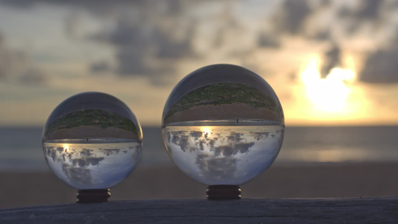 크리스탈 볼 속의 마법의 일몰 풍경