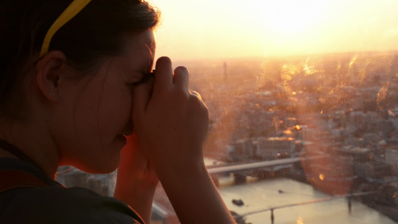 런던 스카이라인에서 해가 지는 사진을 찍는 관광객