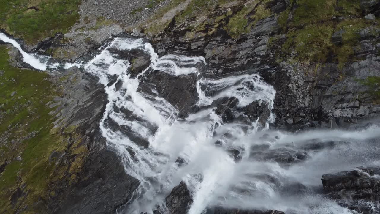 espectacular cascada de montaña empinada fjellfossen en eidslandet vaksdal noruega - arroyo de cascada ubicado en un lugar remoto que cae muy por los acantilados en la naturaleza salvaje - antena siguiendo el agua y girando