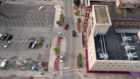 Tráfico-En-El-Centro-De-Joliet,-Illinois,-Con-Video-De-Drones-Moviéndose-Hacia-Los-Edificios.