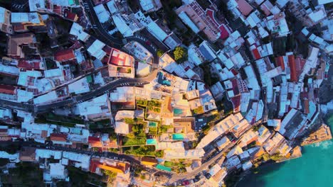 Von-Oben-Nach-Unten-Geschossener-Drohnenflug-über-Positano,-Italien