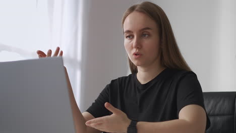 la maestra está hablando en un seminario en línea retrato en primer plano en la habitación mirando la cámara web de la computadora portátil y explicando profesional y especialista