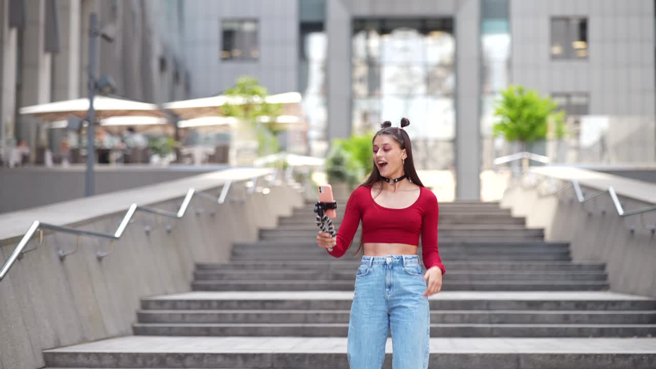 Giovane donna che fa vlogging sulle scale della città
