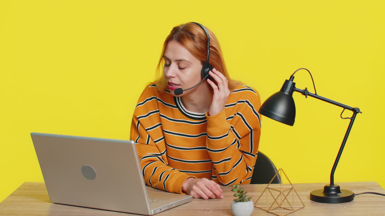 Kvinde freelancearbejder callcenter eller supportservice operatør helpline har en samtale med klient