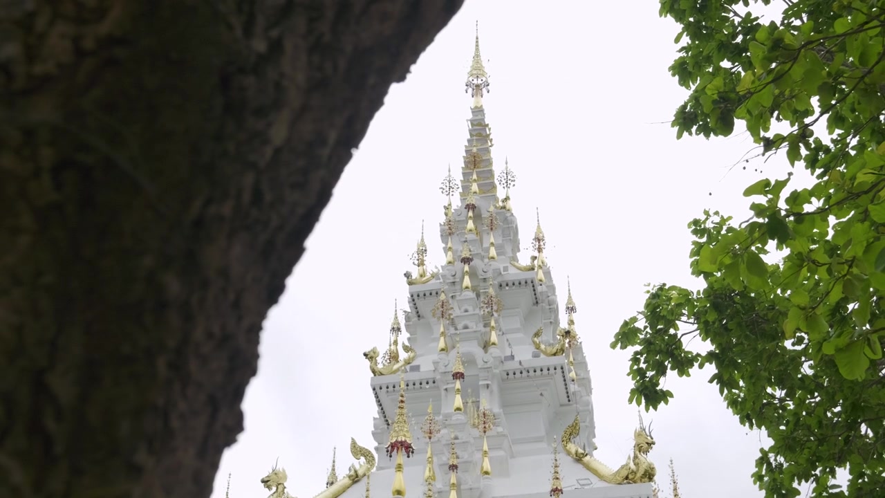 Rivelazione con slider al rallentatore su un bellissimo Tempio bianco contro un cielo bianco