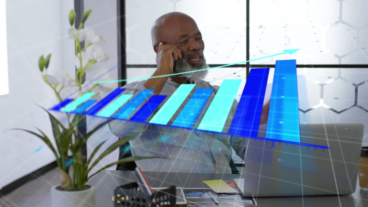 Animazione di elaborazione di dati finanziari sovrapposti a un uomo d'affari afroamericano con lo smartphone in ufficio