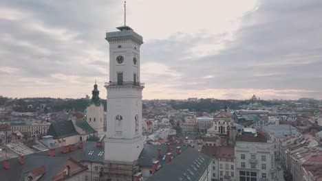 Panorama-Aéreo-De-La-Antigua-Ciudad-Europea-De-Lviv,-Ucrania.-Ayuntamiento,-Ratush