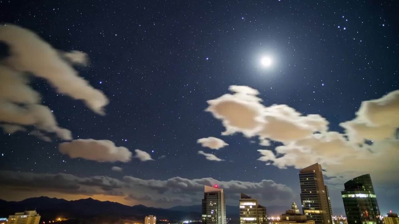 Mostrando el viento aumentando, cielo nocturno con luna brillante deslizándose detrás de las nubes, luego despejando el horizonte.