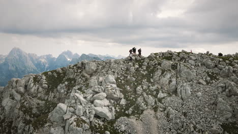 Drohnenaufnahme-Des-Berges-Rombon,-Eine-Gruppe-Von-Wanderern,-Die-Auf-Dem-Kamm-Nach-Oben-Gehen