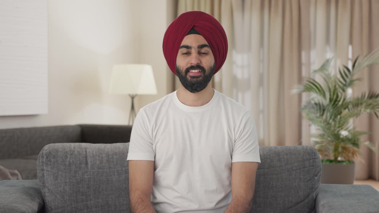 hombre indio sikh feliz sonriendo