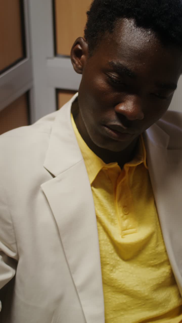 Ritratto di un uomo con blazer e camicia gialla