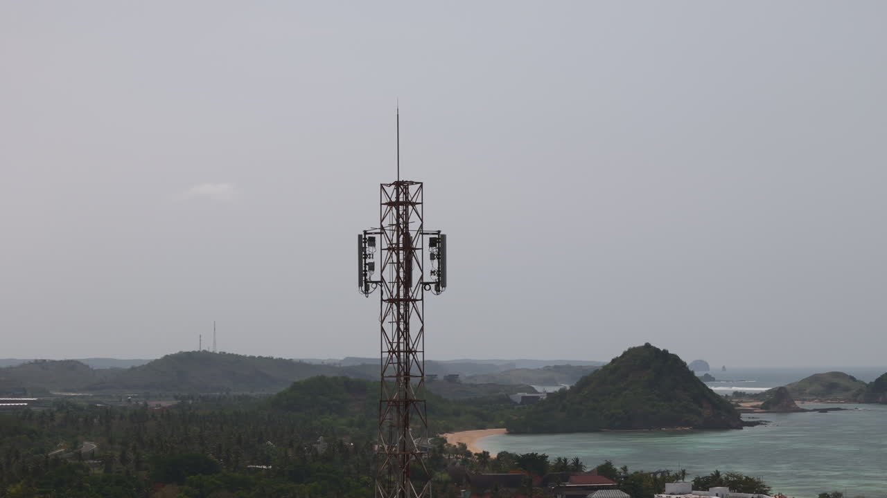 Vista aerea torre di telecomunicazioni paesaggio costiero isole oceaniche infrastruttura di rete mobile copertura del segnale costa tropicale tecnologia di comunicazione