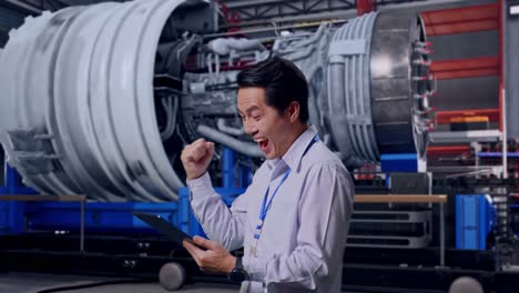 ingeniero celebrando el éxito en una instalación de fabricación