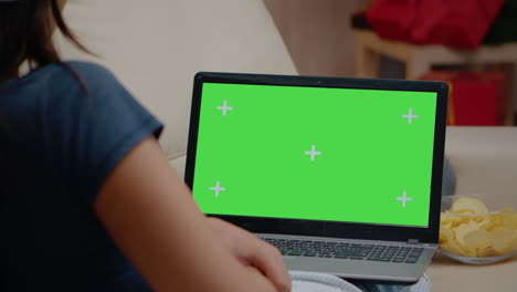 close up de una persona viendo la pantalla verde horizontal en una computadora portátil