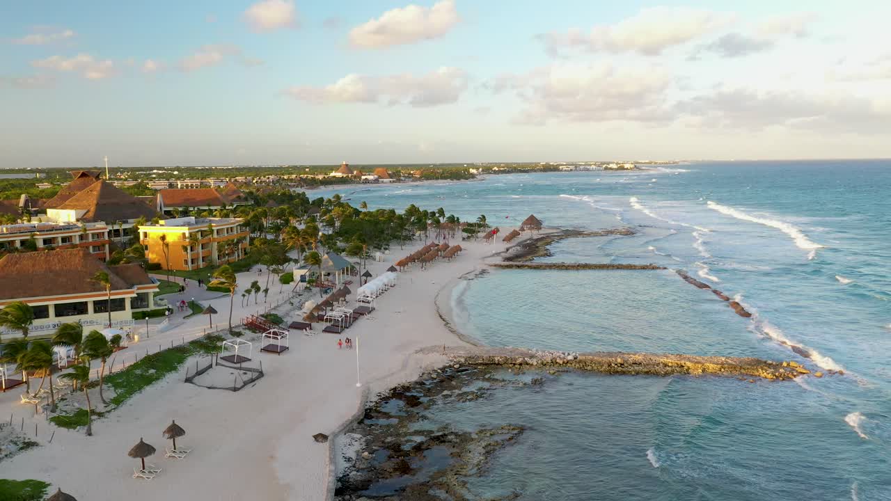 vista completa desde el drone del resort en tulum, méxico.