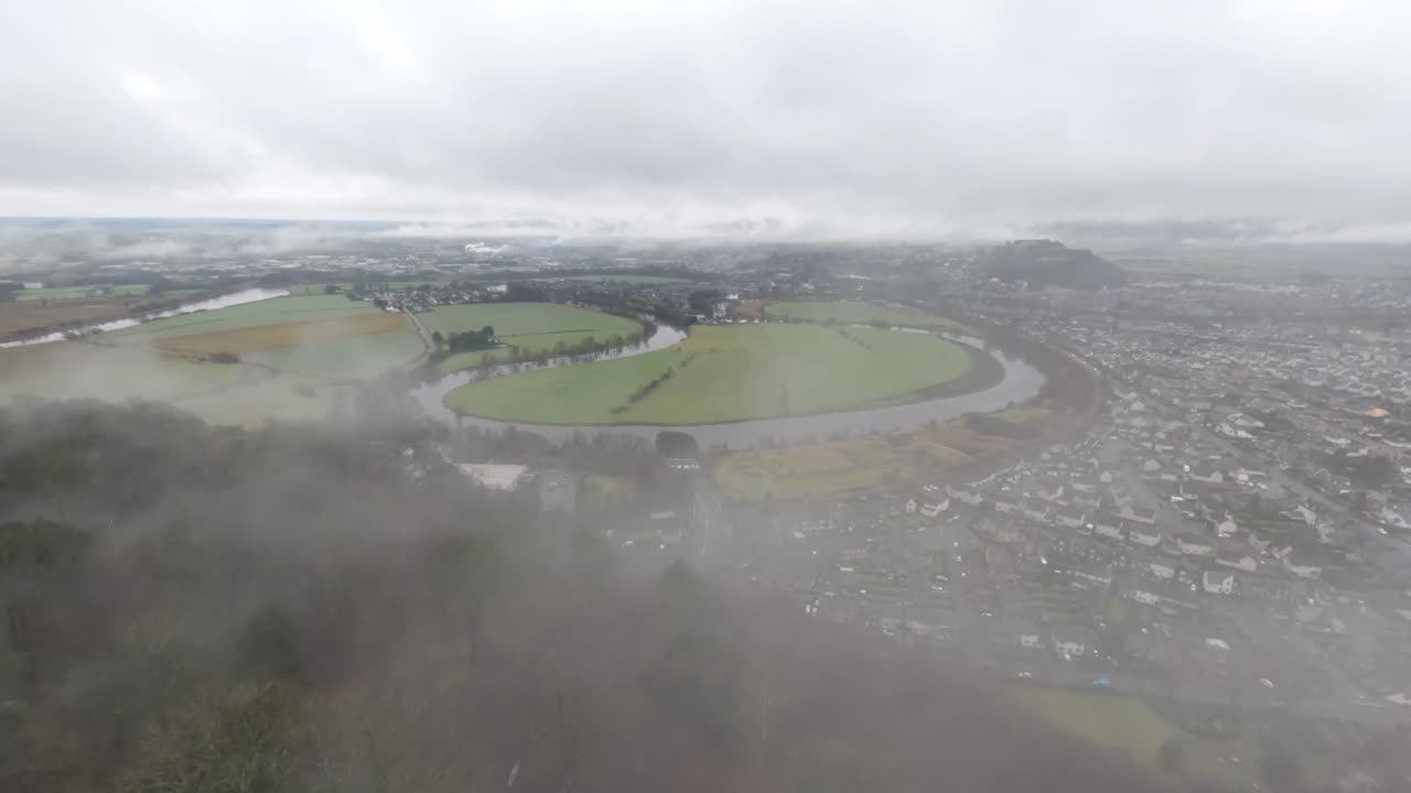 강 너머의 월리스 기념비에서 전망을 바라보는 정적 샷