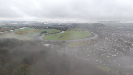 toma estática mirando hacia la vista desde el monumento a wallace sobre el río adelante