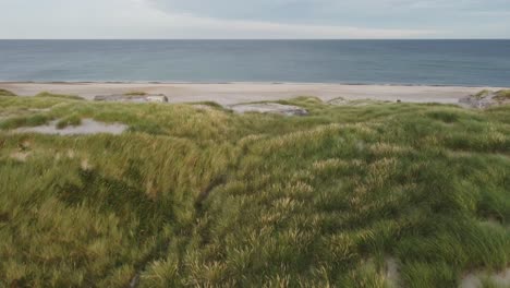 incluida la observación de la batería costera klitmöller, un búnker de playa en dinamarca - avión no tripulado volando hacia adelante