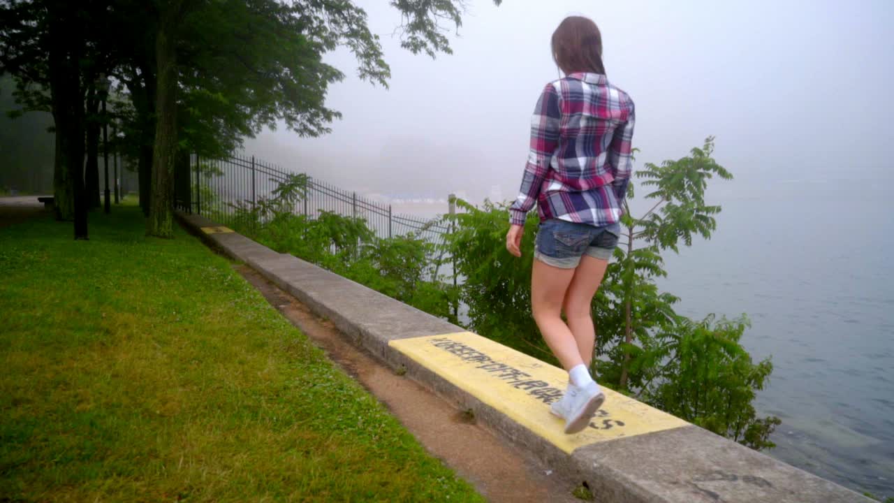 바다 기지 에서  ⁇ 고 있는 여자. 즐거움을 즐기는 긴 머리카락 을 가진 여자