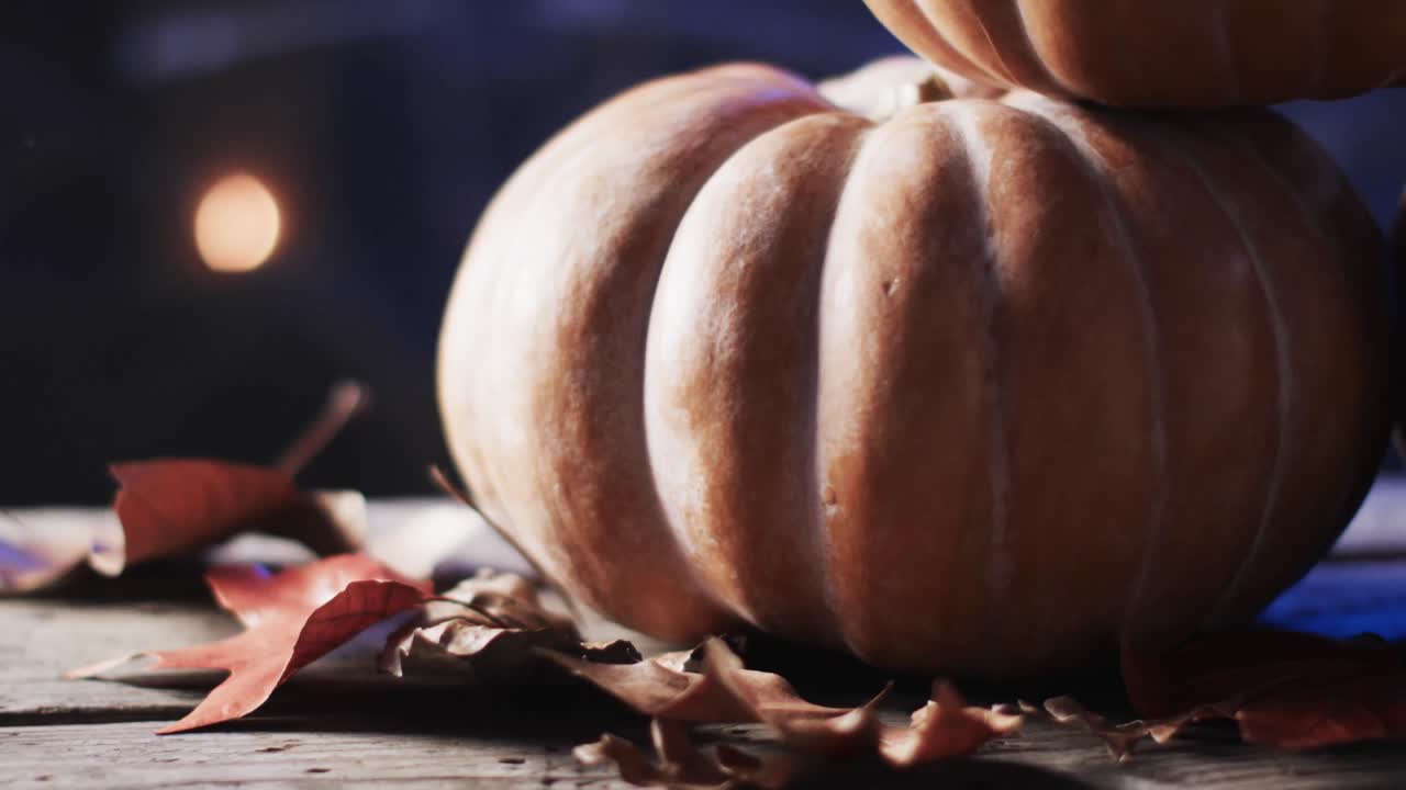 video de calabaza de halloween con hojas y espacio de copia en fondo de madera