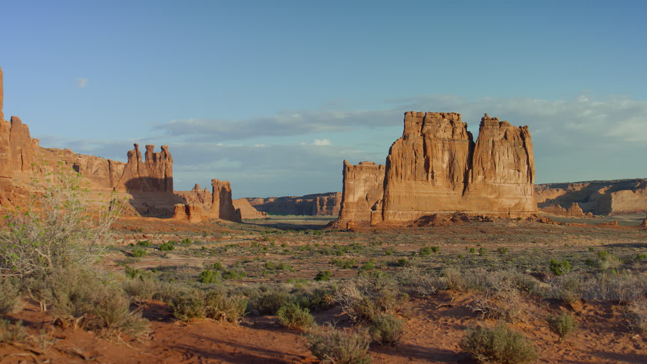 toma deslizante del parque nacional de los arcos al amanecer