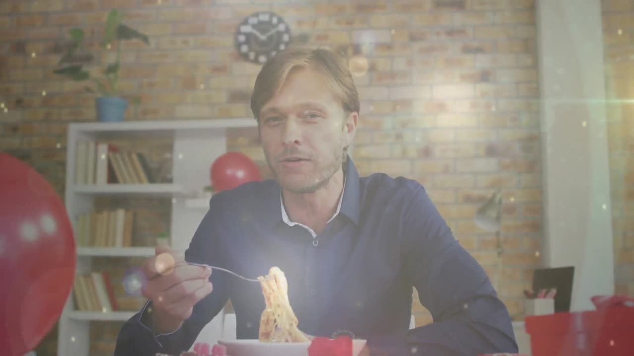 анимация светлых пятен над кавказским мужчиной, едущим спагетти.