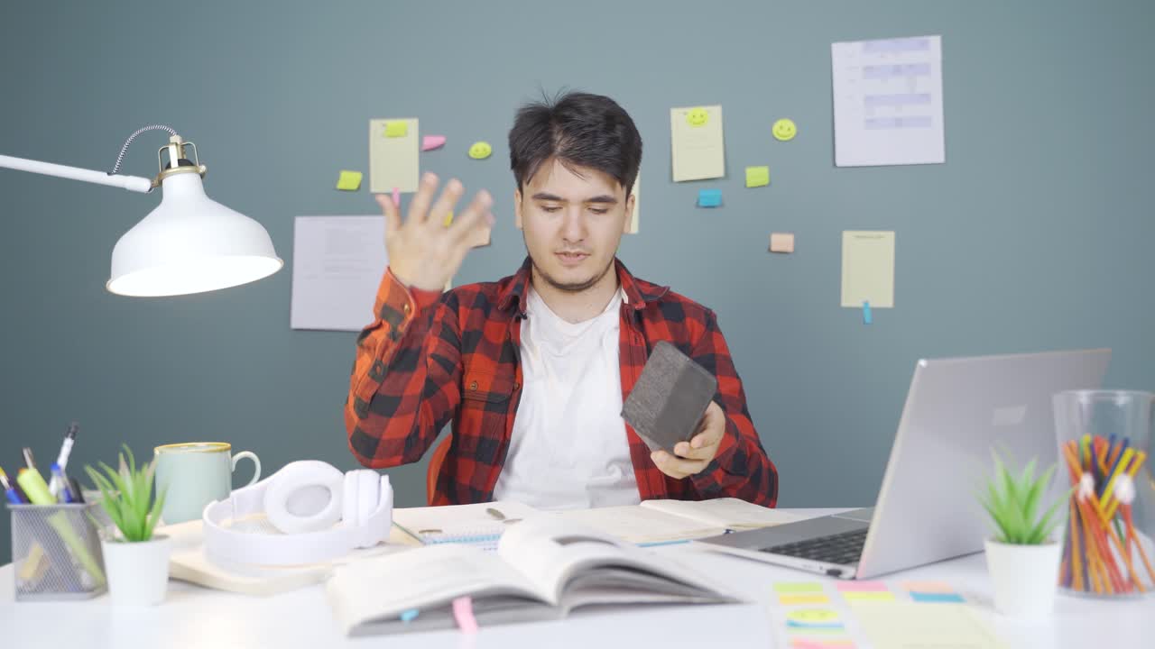 불행하고 슬픈 불행한 남학생.