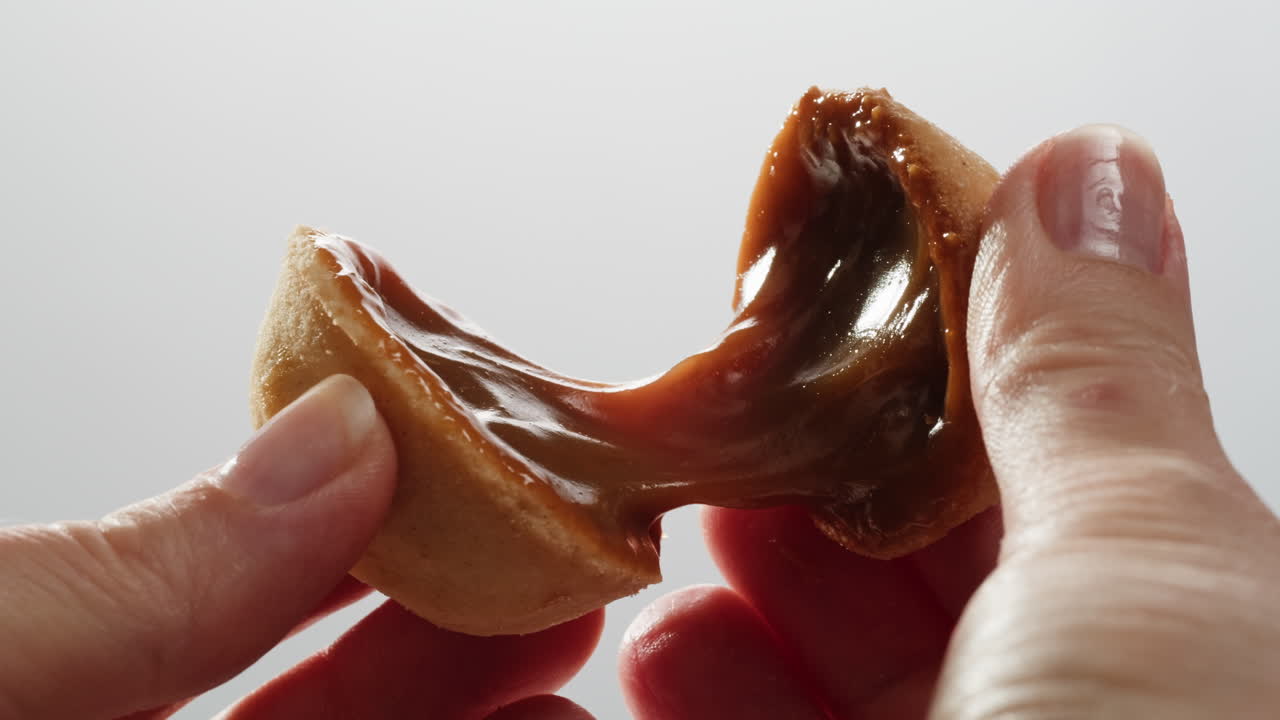 집에서 만든 견과류 모양의 쿠키와 여진 응축 우유가 회색 테이블에 평평하게 놓여 있습니다. 고품질의 4k 영상