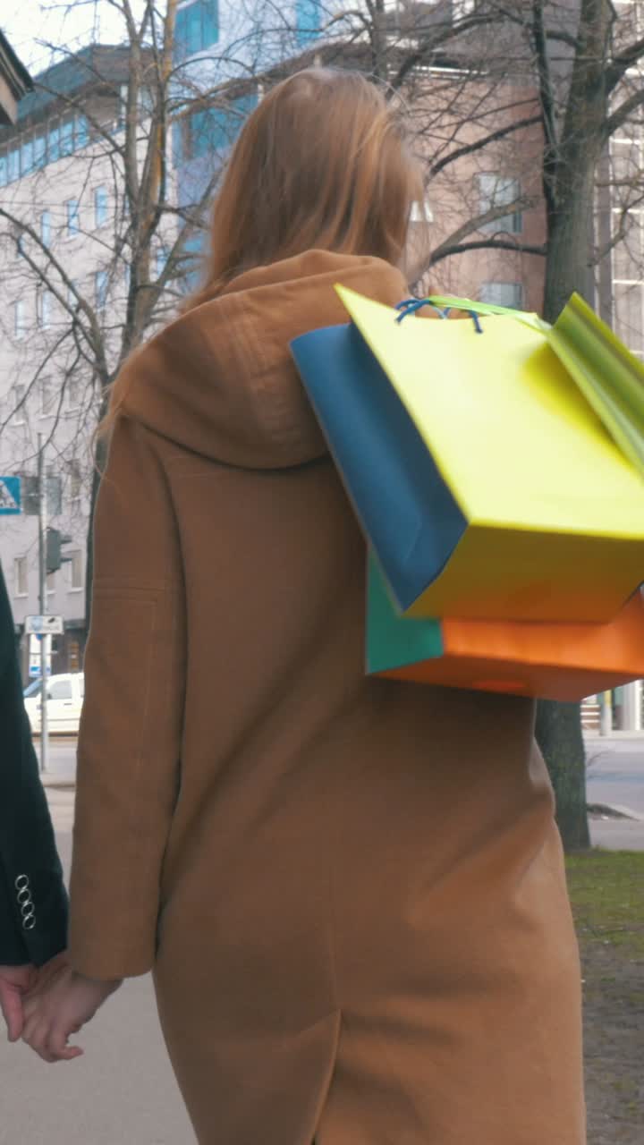 한 부부가 도시에서 쇼핑을 하고 있다