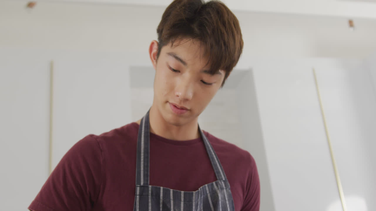 아시안 소년 은 집 의 부 에서 음식 을 준비 하고 있다