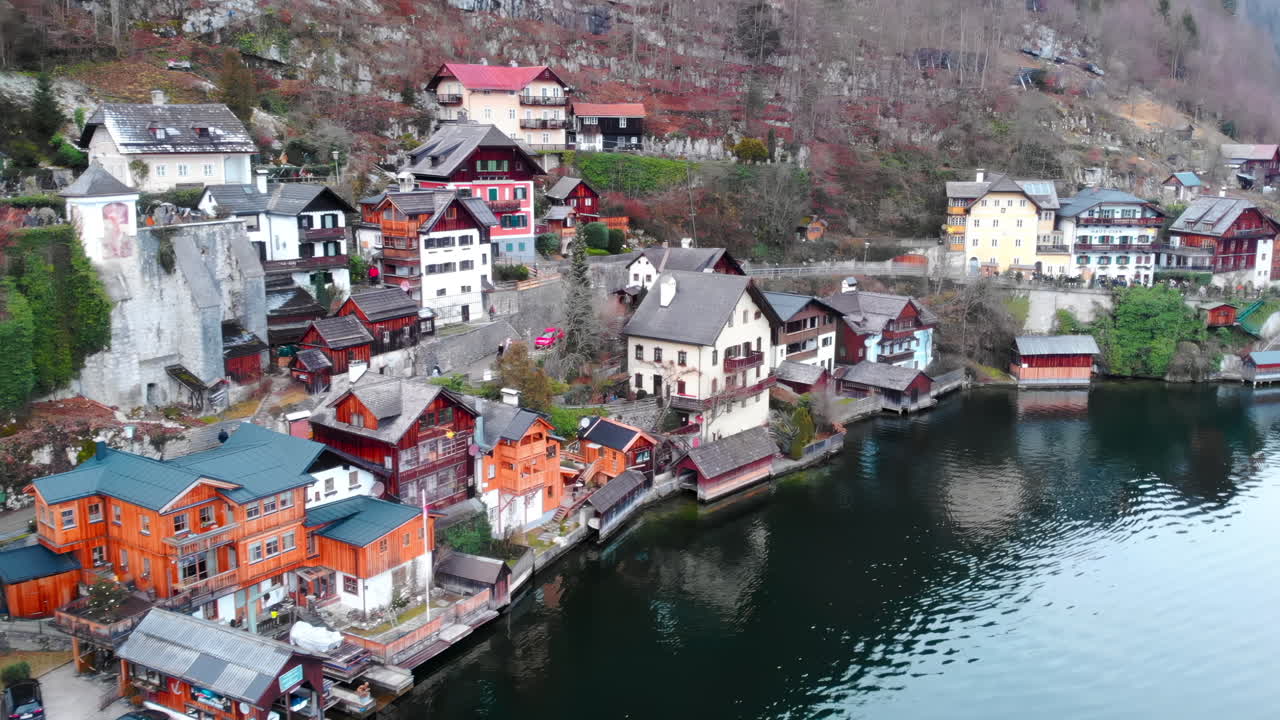 Luftfoto af den maleriske Hallstatt-landsby og -sø i de østrigske alper