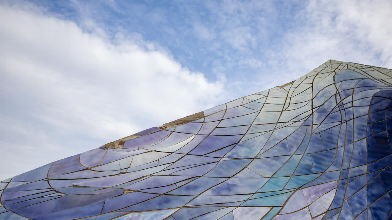 스페인 바르셀로나 공원의 세라믹 타일 언덕